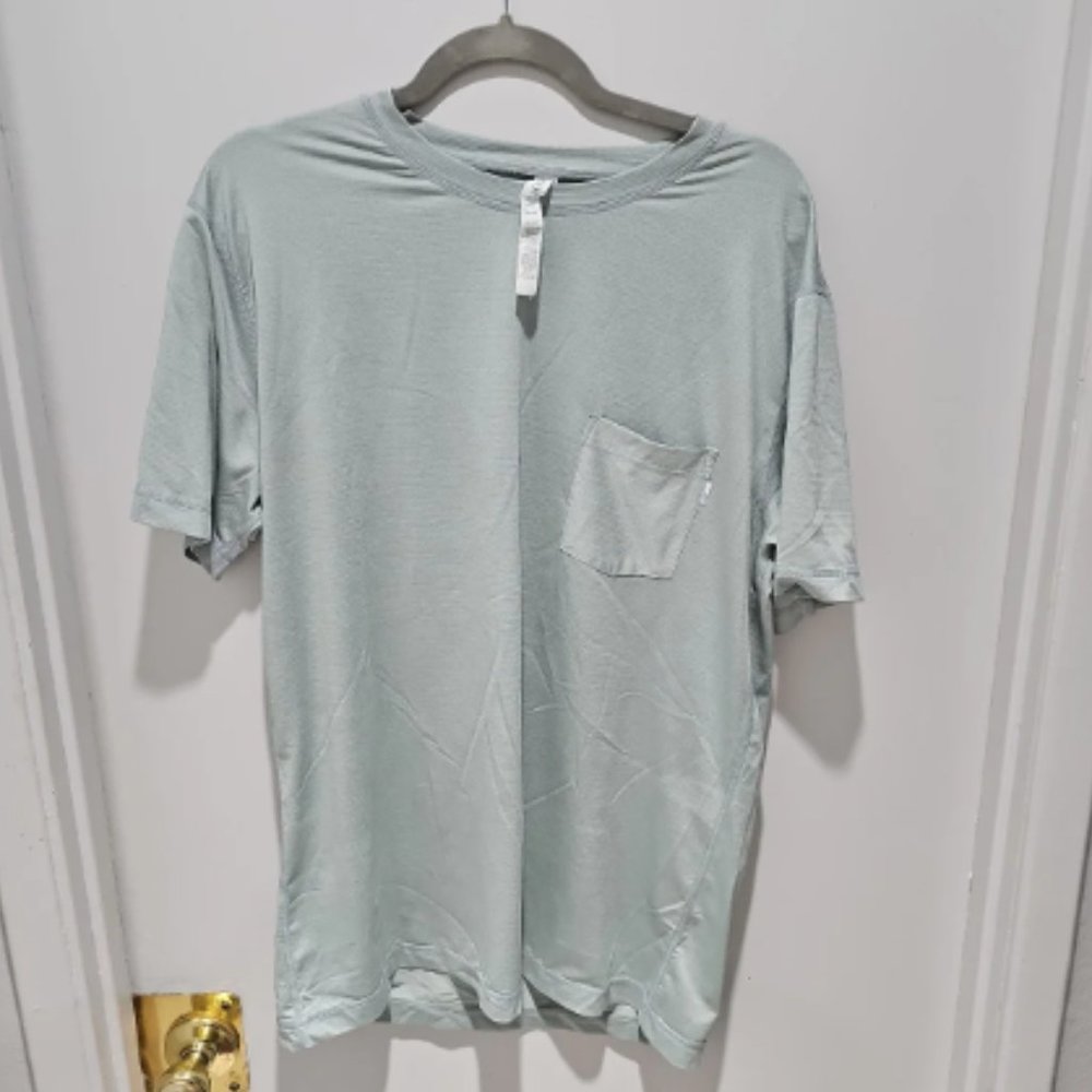 Large sized vuori tradewind pocket t in a Neptune color